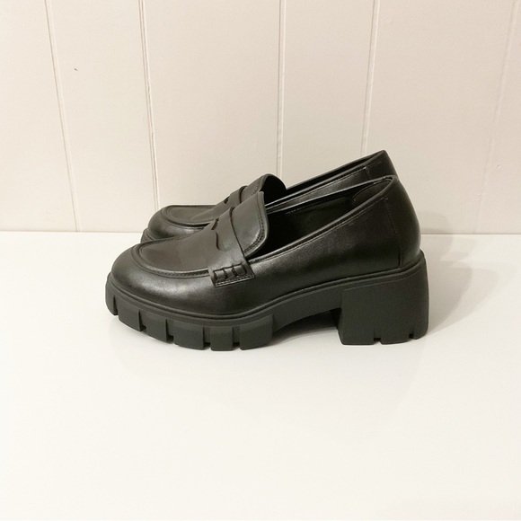 Torrid 9.5WW Chunky Black Slip On Shoes Heels Oxford’s - Picture 6 of 8